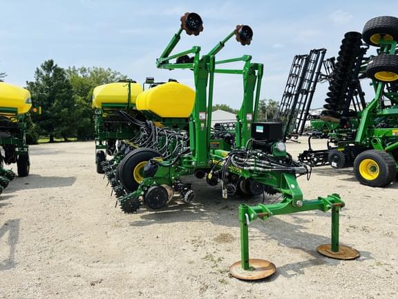 Image of John Deere 1775 equipment image 3