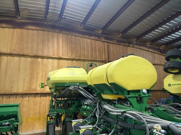 Image of John Deere 1775 equipment image 4