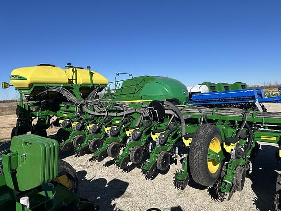 Image of John Deere 1775 equipment image 3