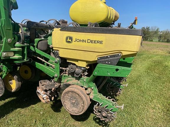 Image of John Deere 1775 equipment image 1