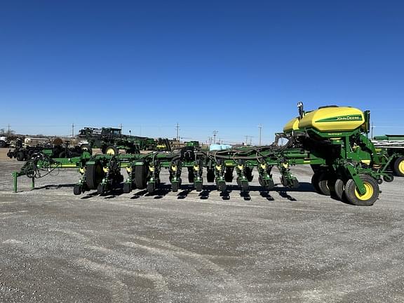 Image of John Deere 1775 equipment image 1