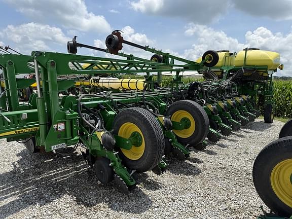 Image of John Deere 1775 equipment image 4