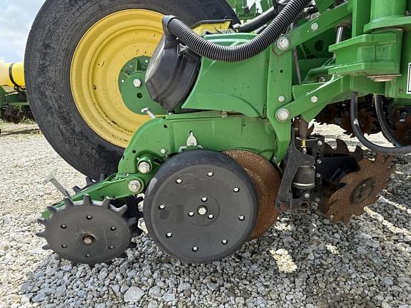Image of John Deere 1775 equipment image 1