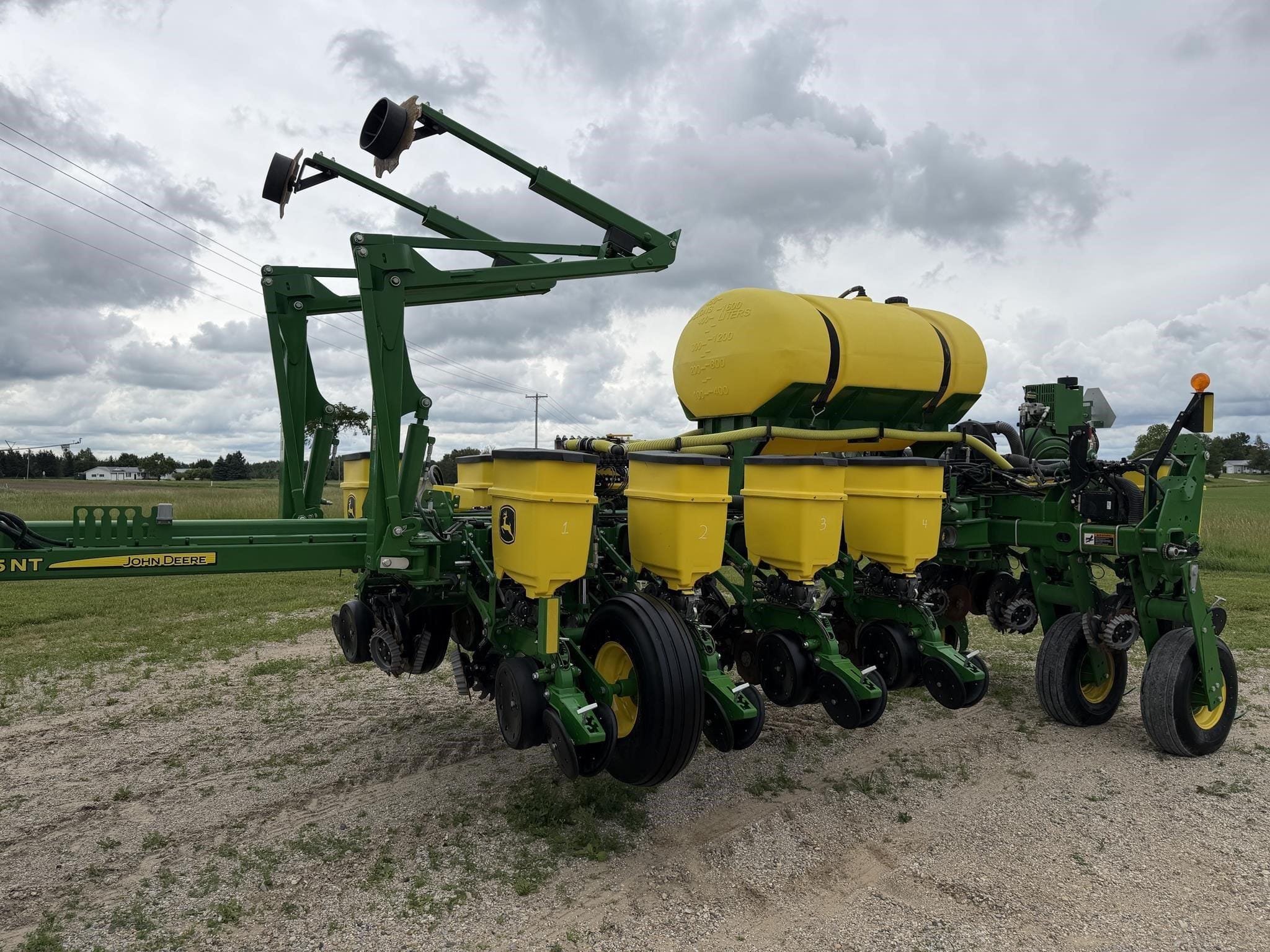 2018 John Deere 1775 Equipment Image0