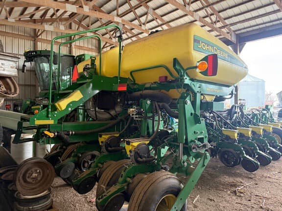 Image of John Deere 1775 equipment image 2