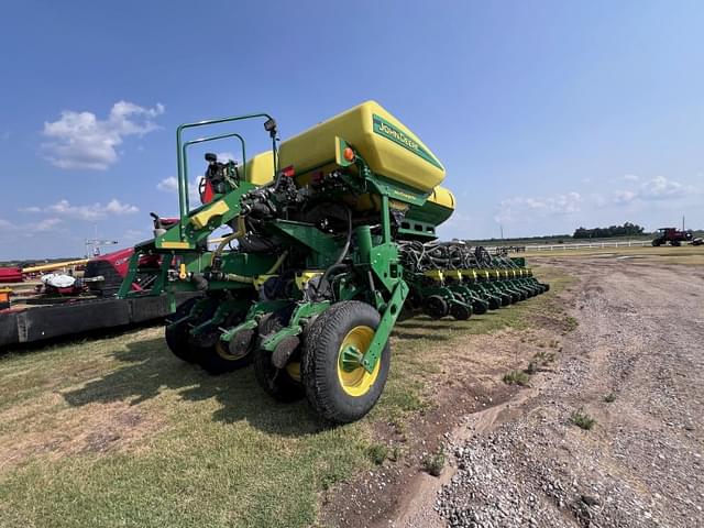 Image of John Deere 1775 equipment image 4