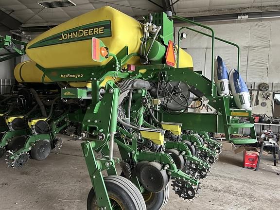 Image of John Deere 1775 equipment image 2
