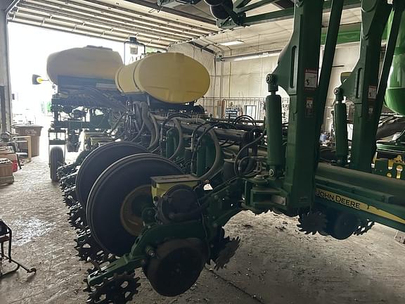 Image of John Deere 1775 equipment image 1