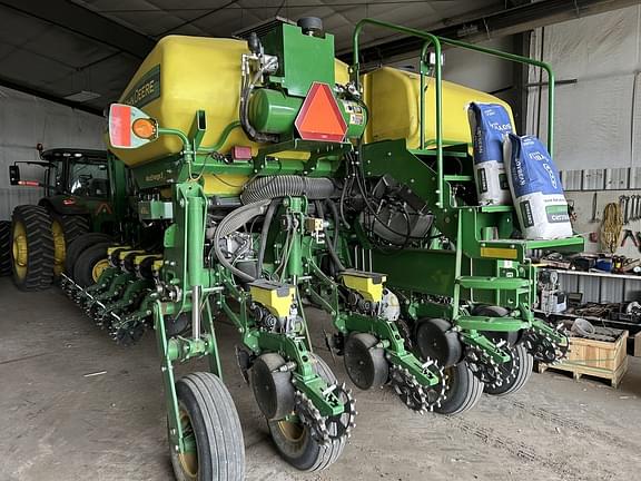 Image of John Deere 1775 equipment image 3