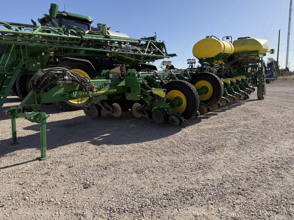 2018 John Deere 1775 Equipment Image0