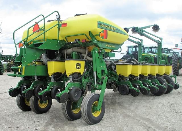 Image of John Deere 1775 equipment image 4