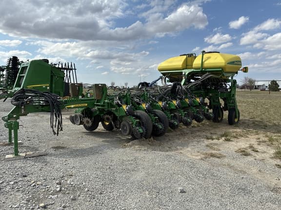 Image of John Deere 1775 equipment image 2