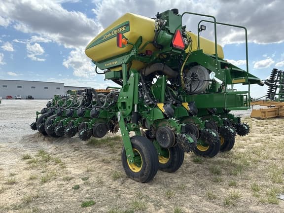 Image of John Deere 1775 equipment image 3