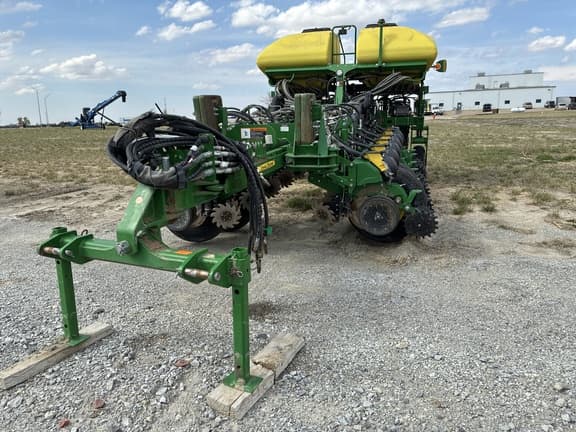 Image of John Deere 1775 equipment image 1