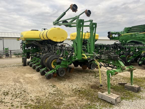 Image of John Deere 1775 equipment image 1