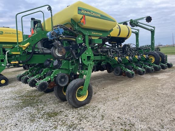 Image of John Deere 1775 equipment image 3