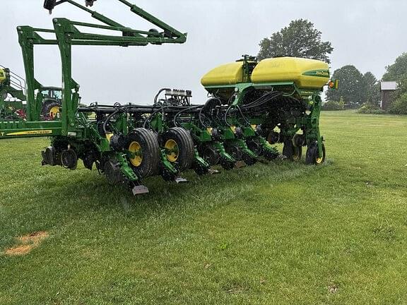 Image of John Deere 1775 equipment image 3
