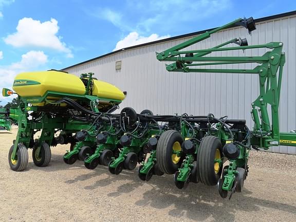 Image of John Deere 1775 equipment image 3