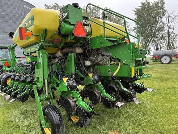 Image of John Deere 1775 equipment image 4