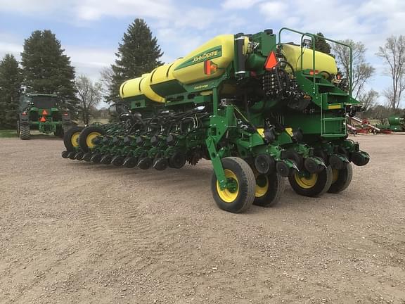 Image of John Deere 1775 equipment image 3