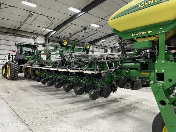 Image of John Deere 1775 equipment image 2