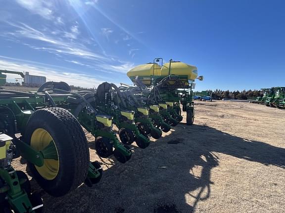 Image of John Deere 1775 equipment image 3