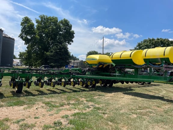 2018 John Deere 1775 Equipment Image0