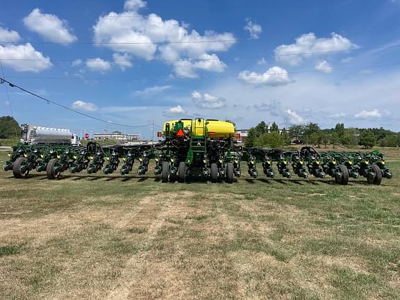 Image of John Deere 1775 equipment image 4