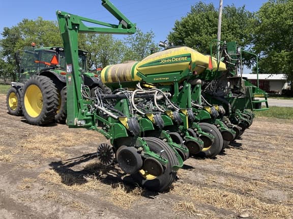 Image of John Deere 1775 equipment image 2