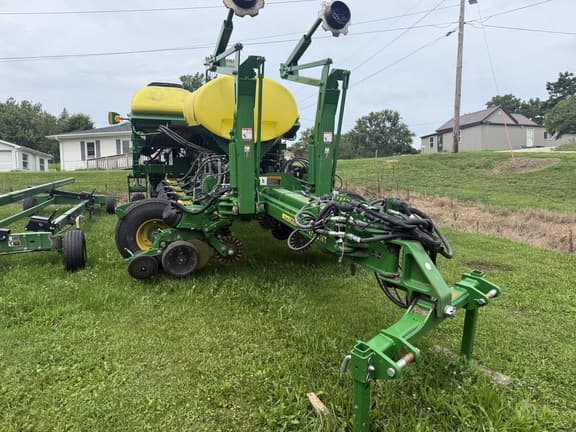 Image of John Deere 1775 equipment image 1
