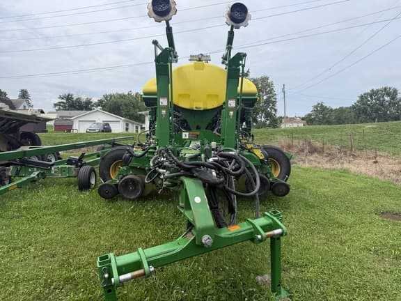 Image of John Deere 1775 equipment image 2