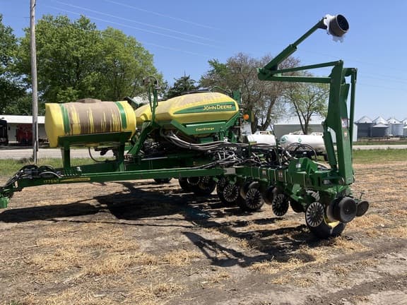 Image of John Deere 1775 equipment image 1