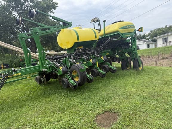 Image of John Deere 1775 equipment image 4