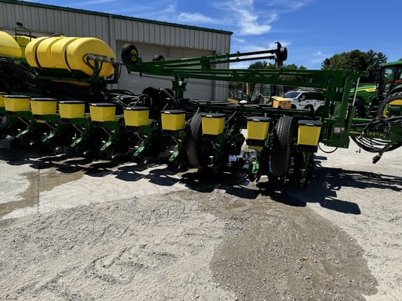 Image of John Deere 1775 equipment image 3