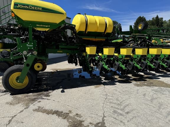 Image of John Deere 1775 equipment image 4