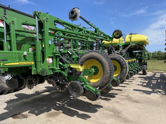 2018 John Deere 1775 Equipment Image0