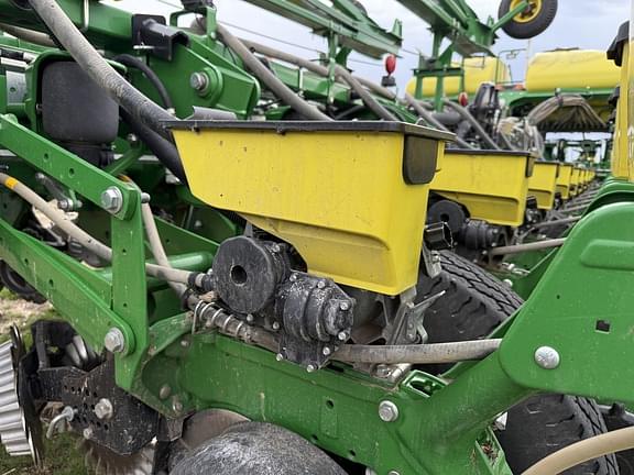 Image of John Deere 1775 equipment image 1