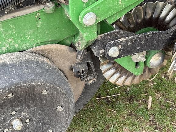 Image of John Deere 1775 equipment image 2