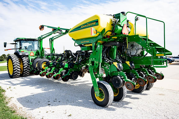 Image of John Deere 1775 equipment image 2