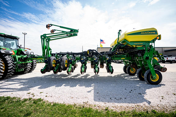Image of John Deere 1775 equipment image 1