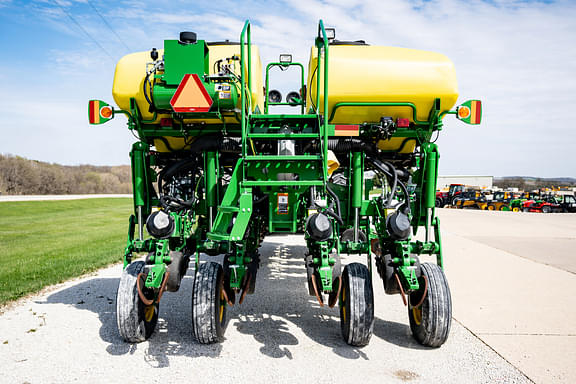 Image of John Deere 1775 equipment image 3