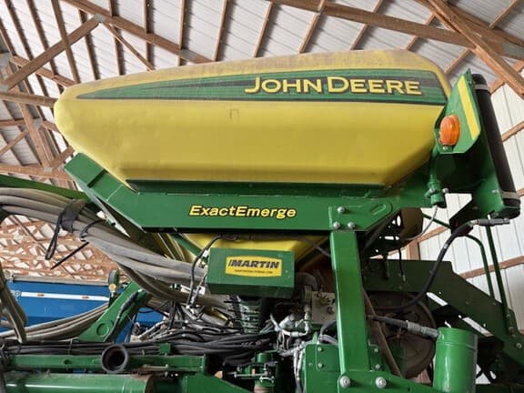 Image of John Deere 1775 equipment image 1