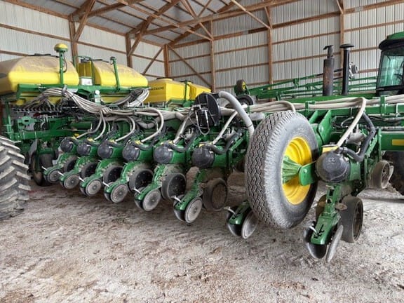 2018 John Deere 1775 Equipment Image0