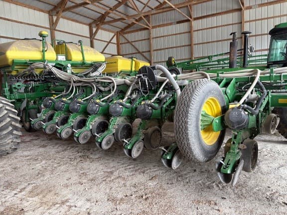 Image of John Deere 1775 equipment image 1