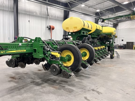 2018 John Deere 1775 Equipment Image0
