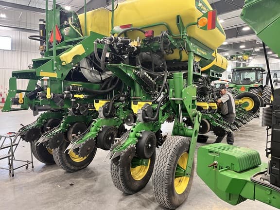 Image of John Deere 1775 equipment image 3