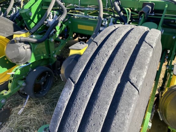 Image of John Deere 1775 equipment image 4