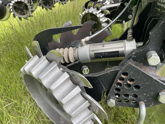 Image of John Deere 1775 equipment image 3