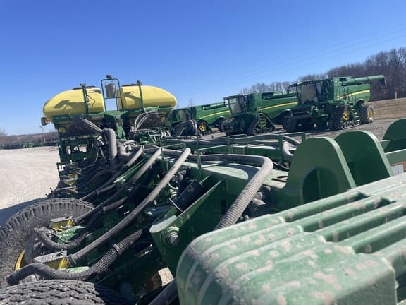 Image of John Deere 1775 equipment image 3