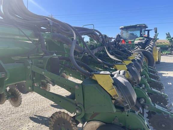 Image of John Deere 1775 equipment image 4